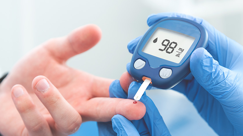 measure-blood-sugar-with-diabetes-device